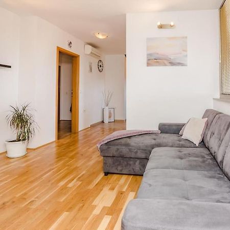 Apartment Roko - Up To 4 People With Free Parking Zadar Buitenkant foto