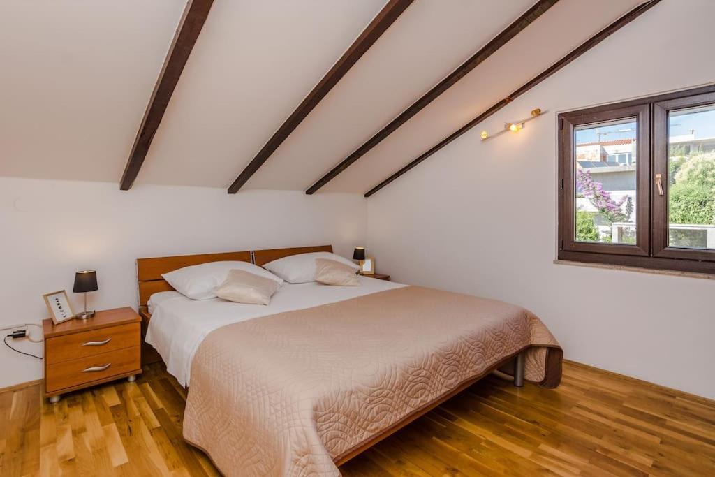 Apartment Roko - Up To 4 People With Free Parking Zadar Buitenkant foto
