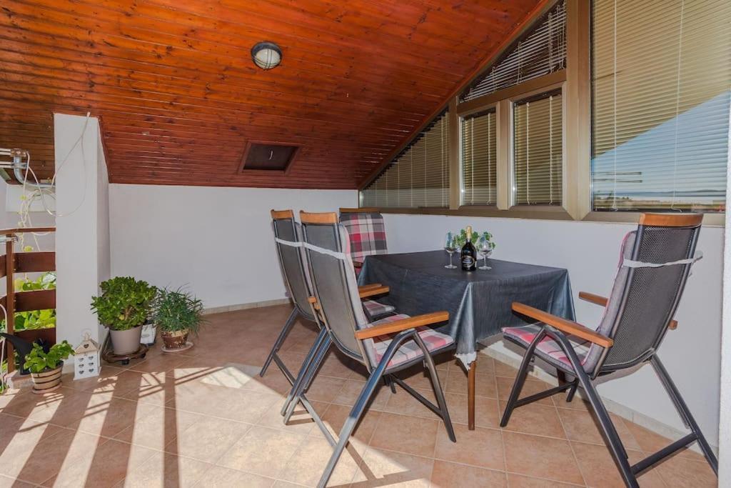 Apartment Roko - Up To 4 People With Free Parking Zadar Buitenkant foto