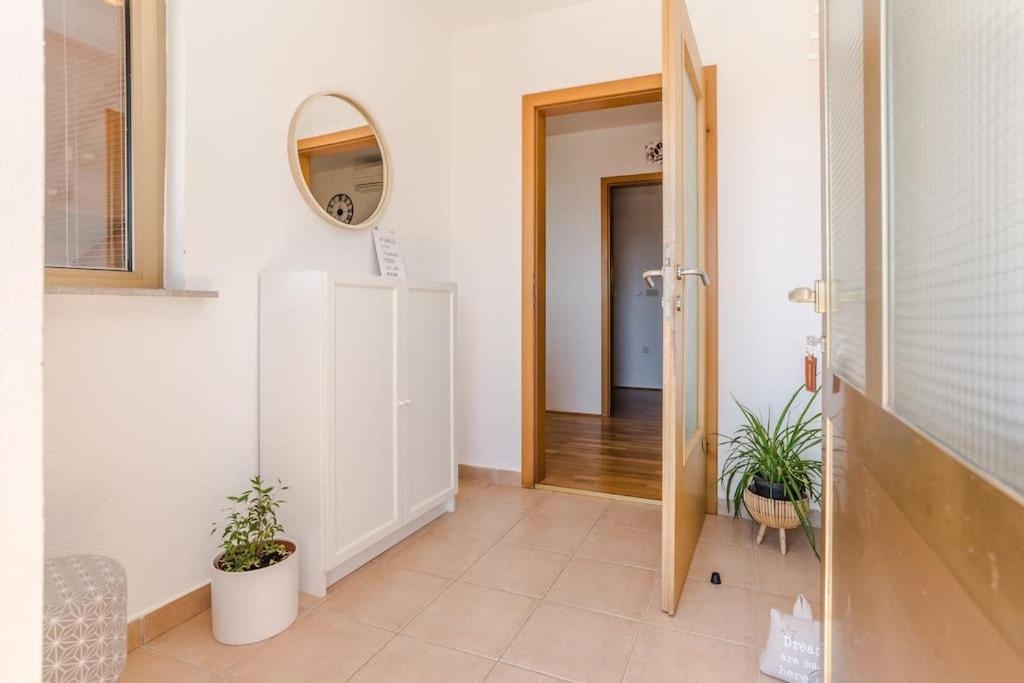Apartment Roko - Up To 4 People With Free Parking Zadar Buitenkant foto