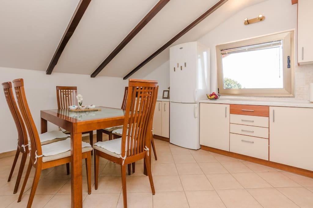 Apartment Roko - Up To 4 People With Free Parking Zadar Buitenkant foto