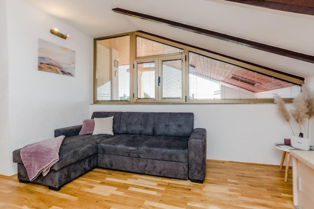 Apartment Roko - Up To 4 People With Free Parking Zadar Buitenkant foto