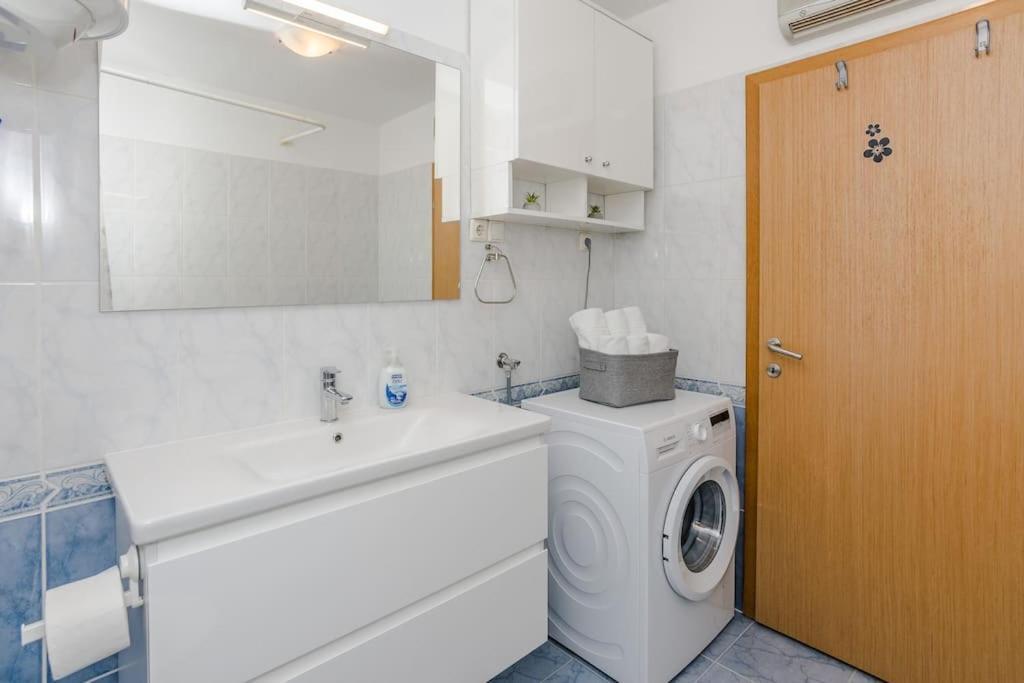 Apartment Roko - Up To 4 People With Free Parking Zadar Buitenkant foto
