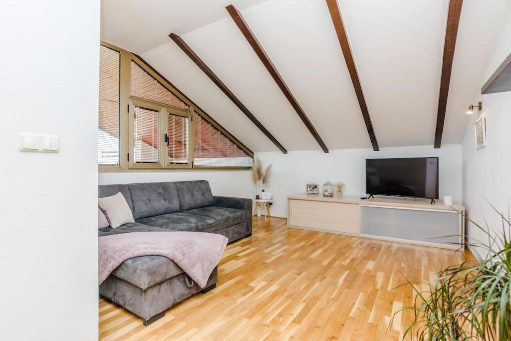 Apartment Roko - Up To 4 People With Free Parking Zadar Buitenkant foto