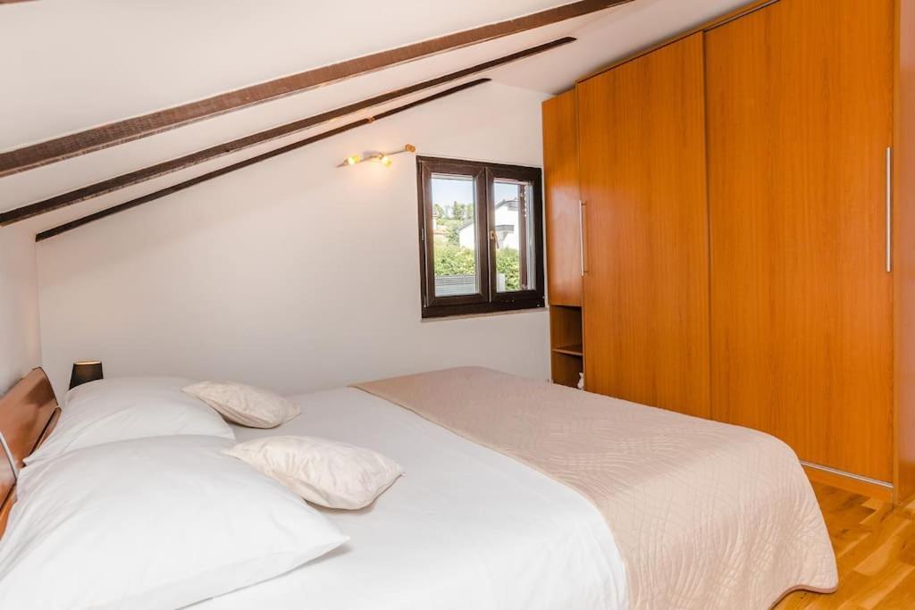 Apartment Roko - Up To 4 People With Free Parking Zadar Buitenkant foto