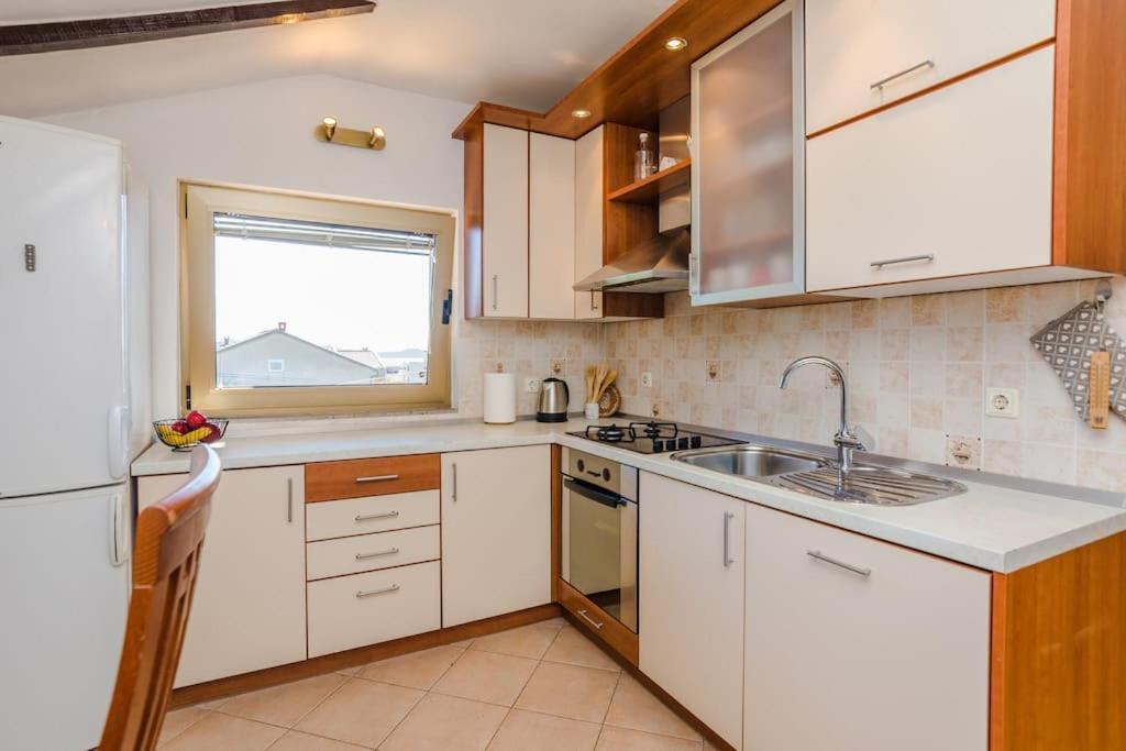 Apartment Roko - Up To 4 People With Free Parking Zadar Buitenkant foto